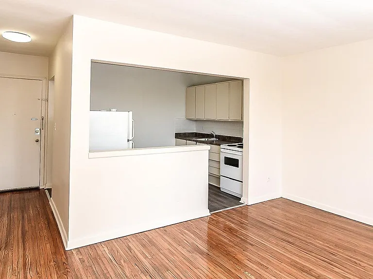 631 Upper James St — Photo 9