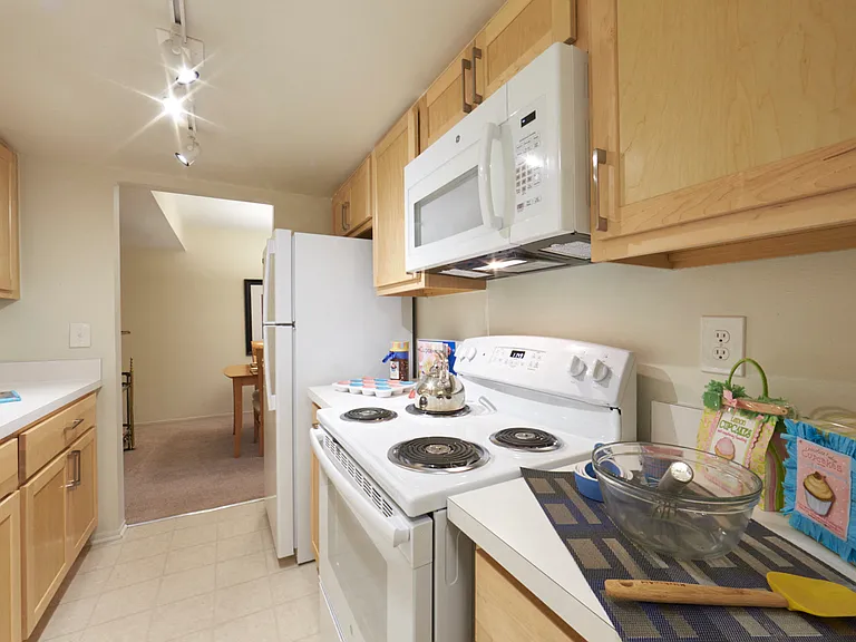 Kensington Manor Apartments — Photo 1