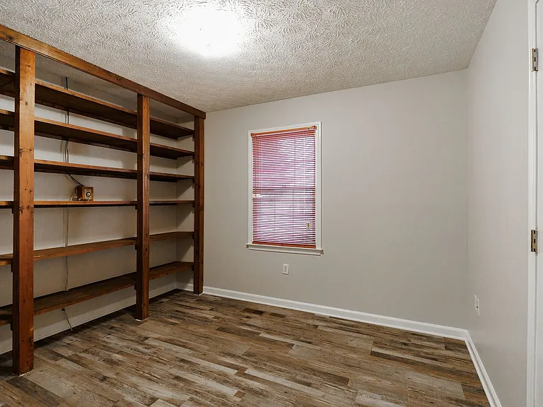 1160 Grayson Ln — Photo 9