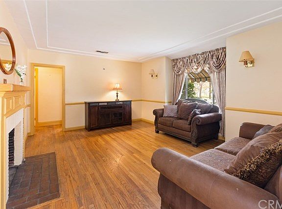 5th image of 1014 N Evergreen St