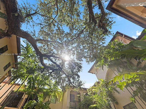 4th image of 2765 Coconut Ave #2765