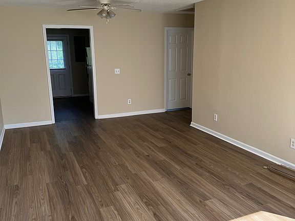 3rd image of 609 Yorktown Pl #B