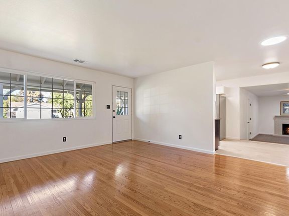 4th image of 1410 Pacific Dr