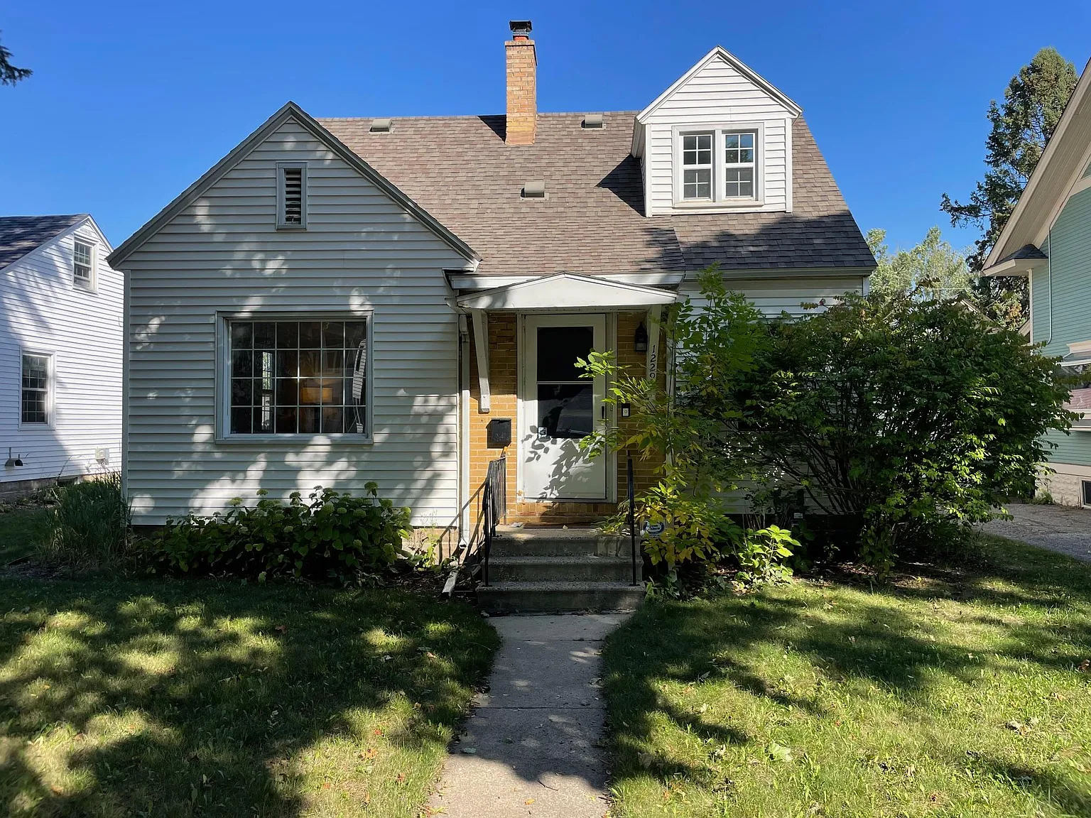 1229 Center St W — Photo 1