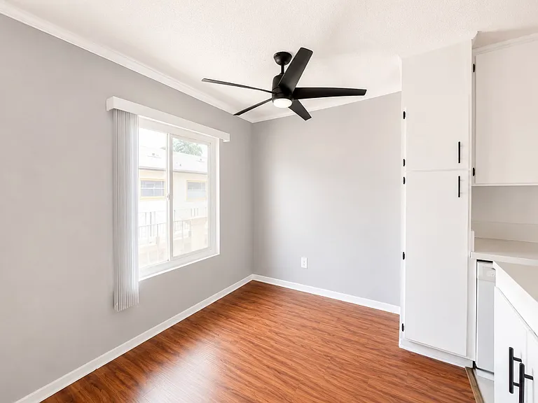 2150 N Beachwood Dr #10 — Photo 5