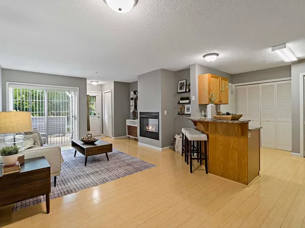572 Blackbird Ct, Chanhassen, MN 55317