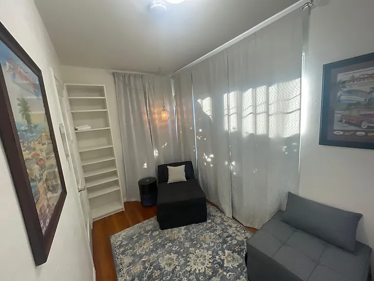 Reading room or 3rd bedroom with 2 ottoman beds/ chaise lounges