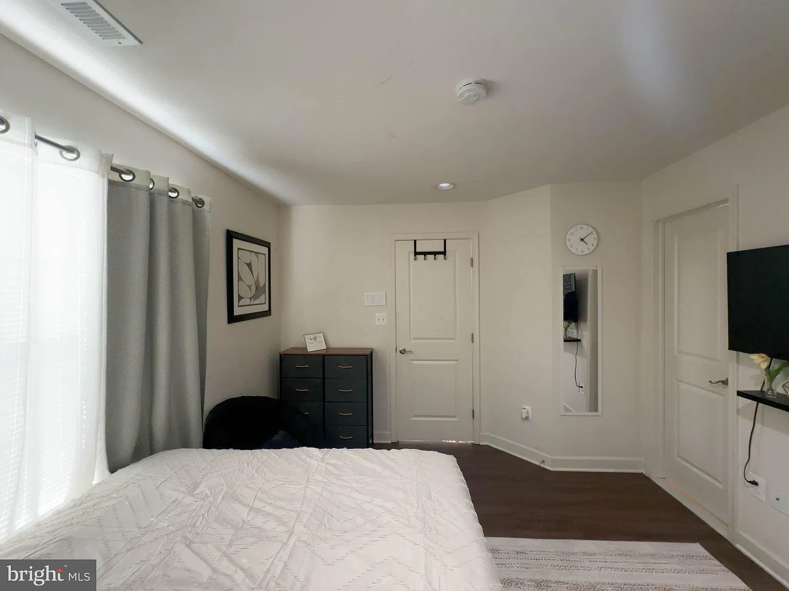 1 bed, 1.0 bath, 1600 sqft, $999 — Photo 3