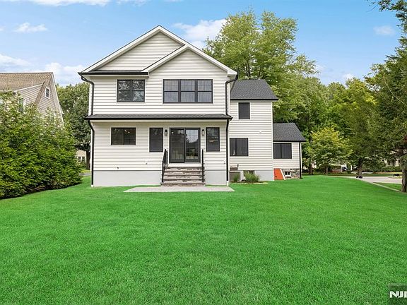 5th image of 220 Orchard Place