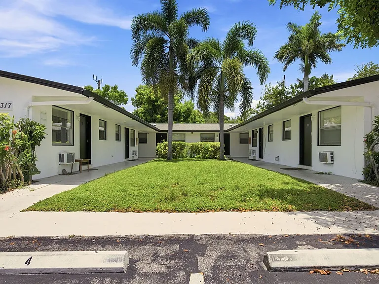 317 N 61st Ter — Photo 1
