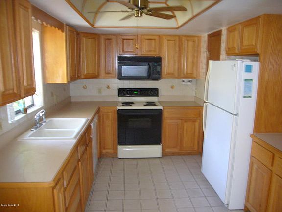 3rd image of 323 Cinnamon Lake Cir