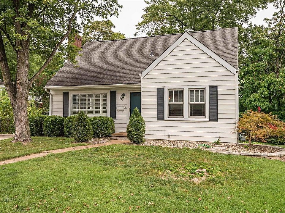Charming 1.5 story home in the heart of St Charles!