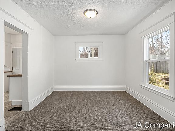 5th image of 1014 Dunham St SE
