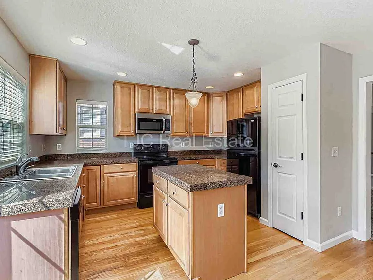 8210 E 29th Ave — Photo 5