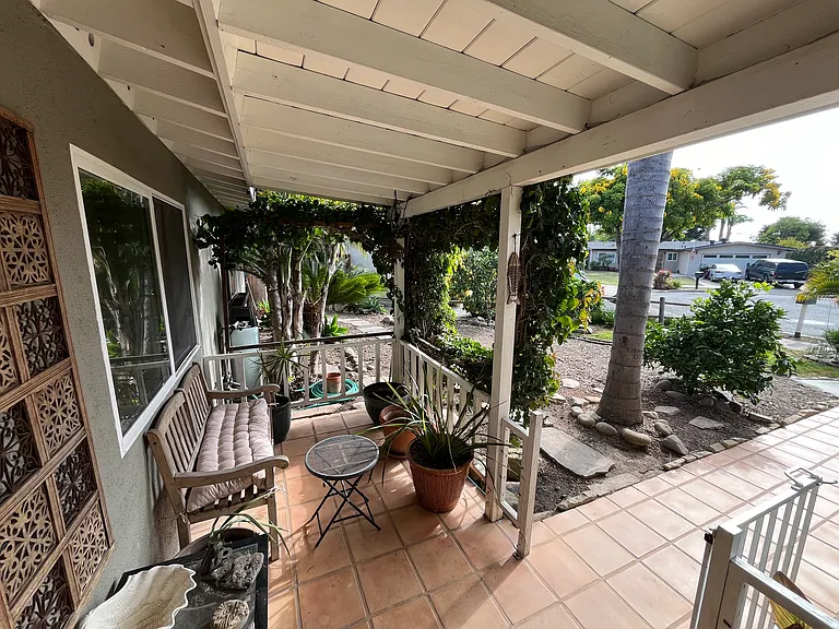 1476 Namouna St — Photo 2
