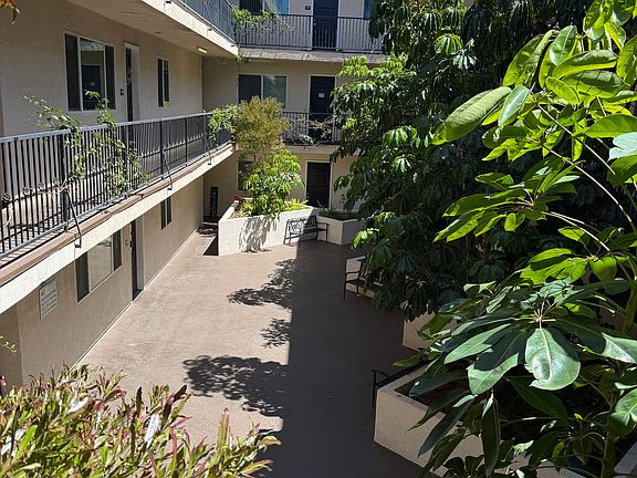 5th image of 21514 Saticoy St #403