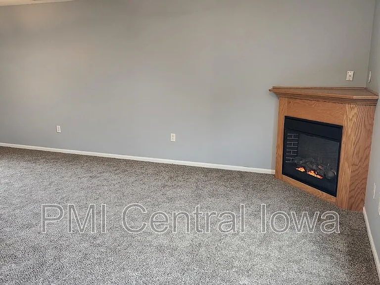 305 NE Kingwood — Photo 4