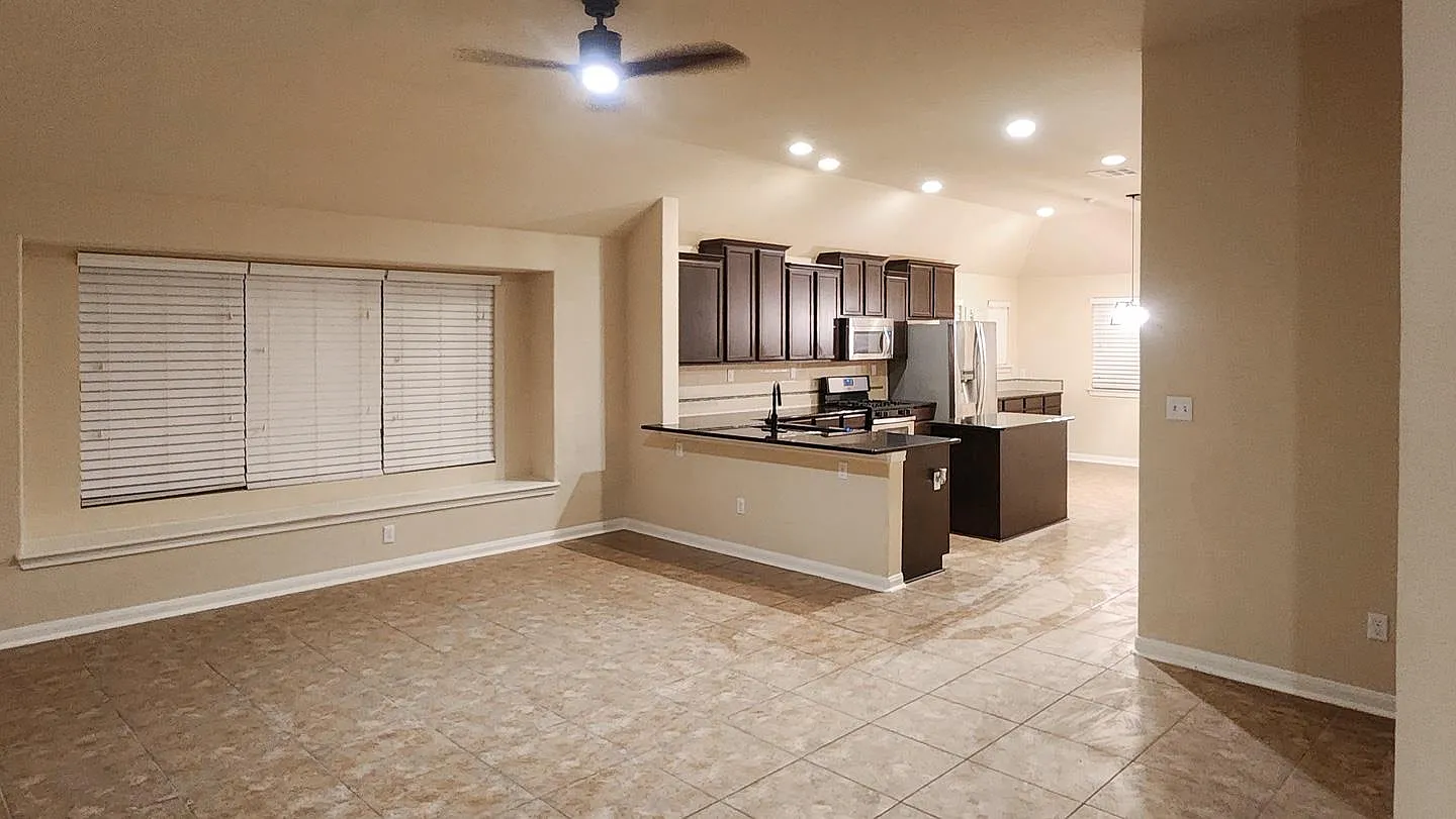 4 bed, 2.0 bath, 1722 sqft, $2,590 — Photo 4