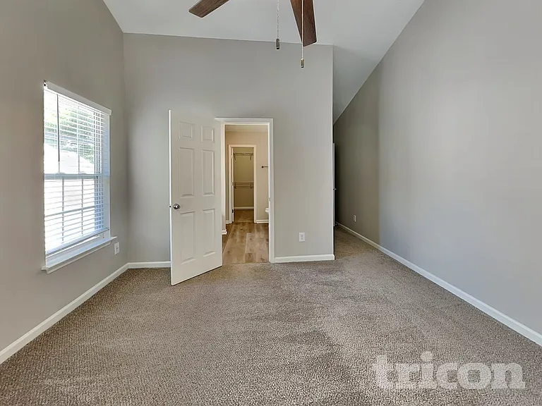 986 Peachtree Meadows Cir — Photo 7