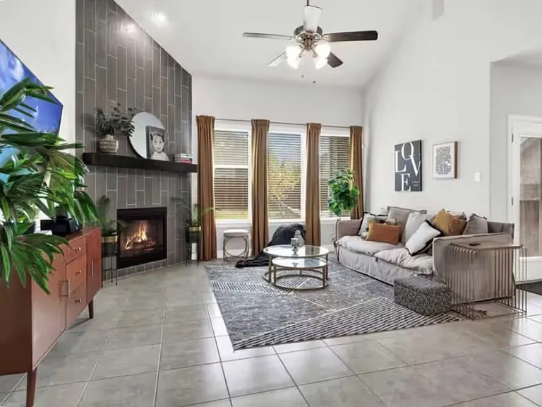 912 Summer Ln — Photo 2