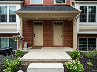 518 Village Ln, Milford, MI 48381