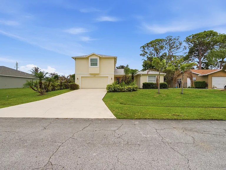 1707 SE Manth Ln — Photo 1