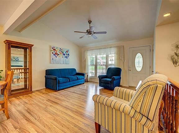 4th image of 2428 Chaucer Ave