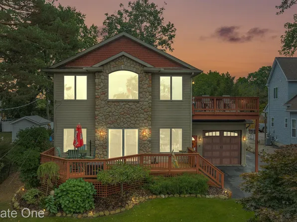 3740 Woodland Dr, Highland, MI 48356