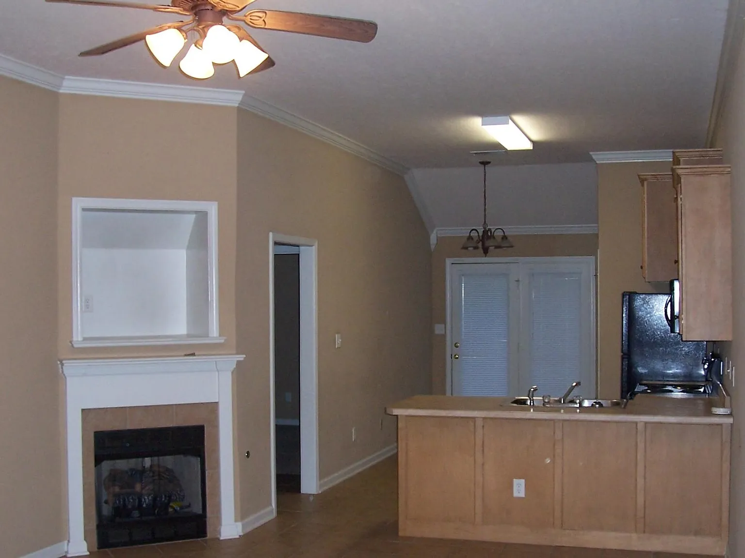 2 bed, 978 sqft, $1,300 — Photo 2