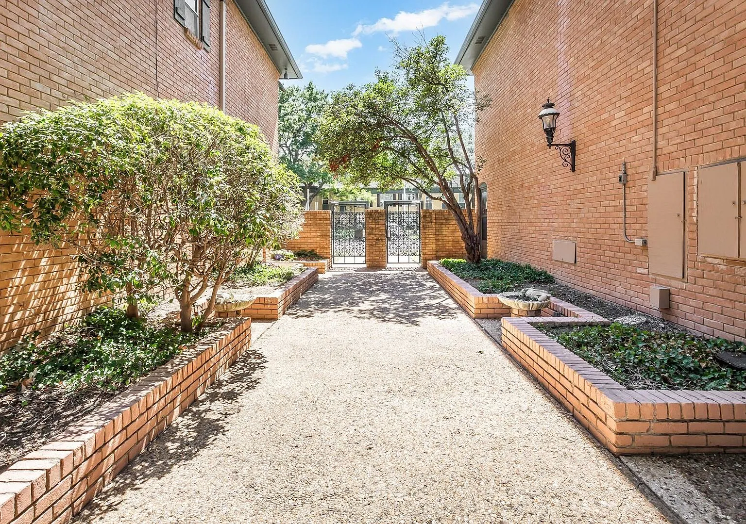 Cozy 2 Bedroom Condo minutes from SMU! — Photo 3
