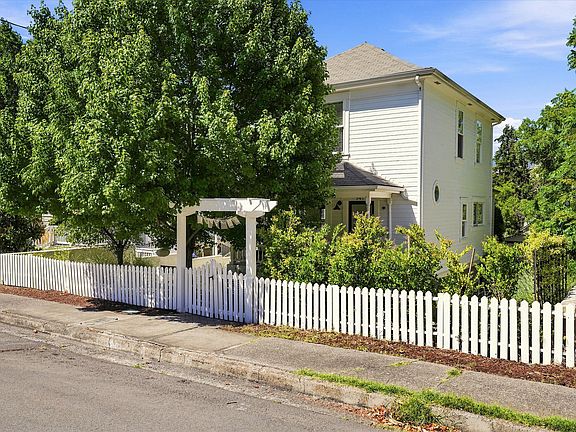 4th image of 541 Fairview St