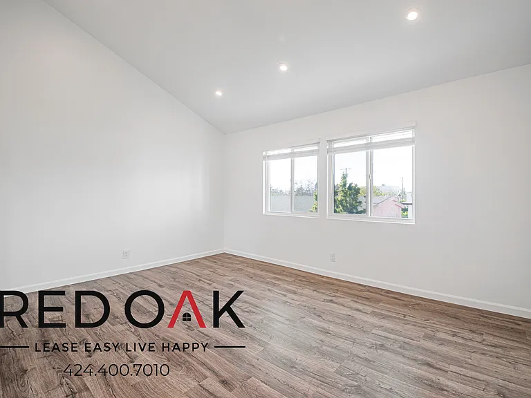 11218 Oxnard St #5 — Photo 5