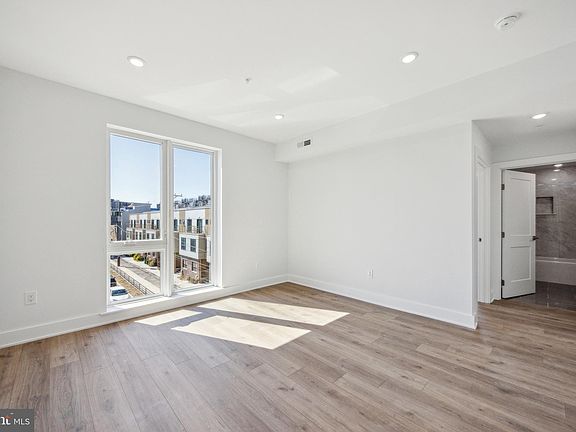 4th image of 1350 N Front St #303