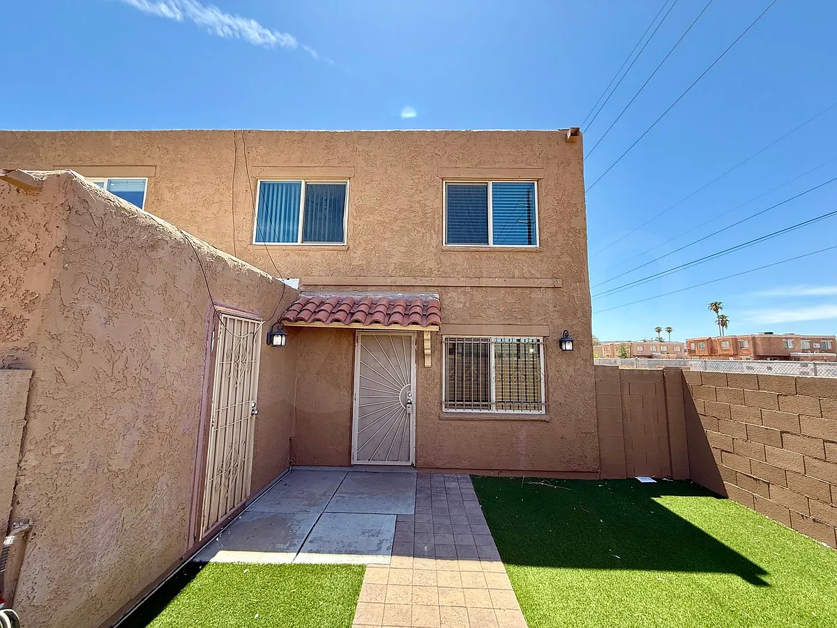 2 bed, 1.5 bath, 924 sqft, $1,349 — Photo 3