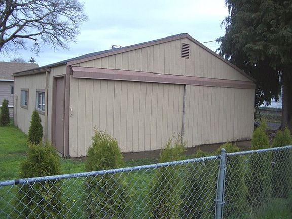 2 Car Garage w/Work Bench