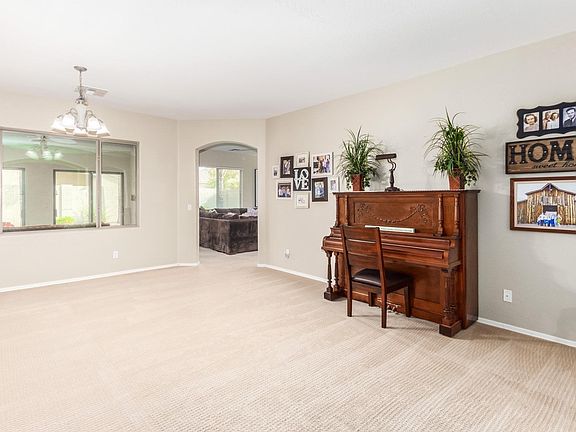 5th image of 2200 E Iris Dr