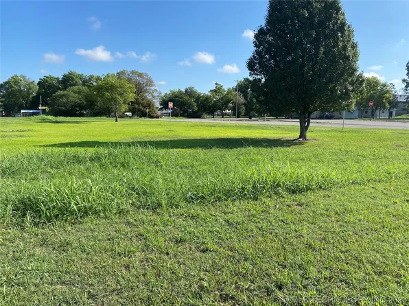 910 W 3rd St, Warner, OK 74469