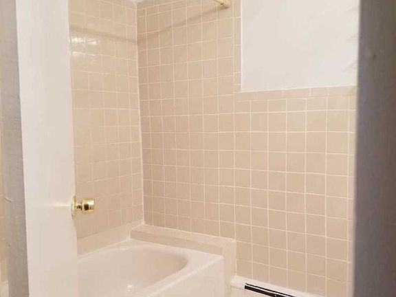 5th image of 371 Marion St APT 3R