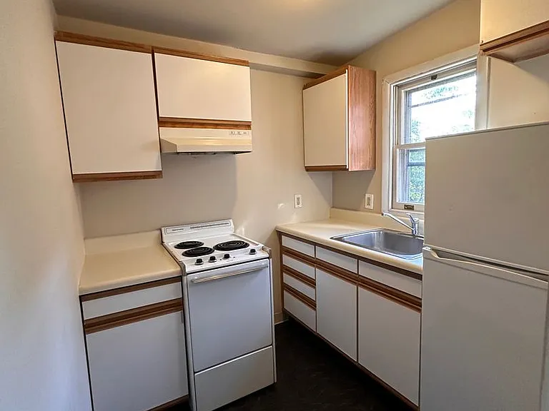 124 E Main St — Photo 2