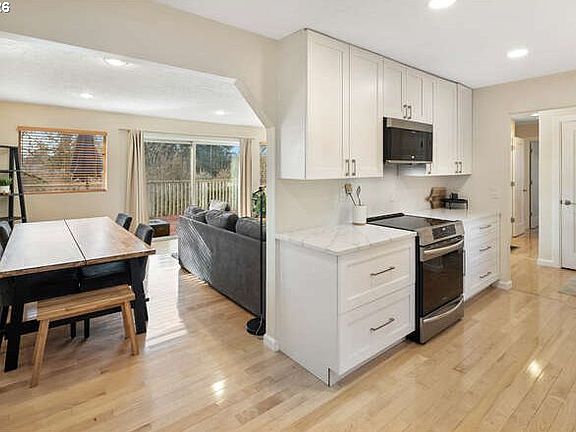 3rd image of 2738 SW Moss St