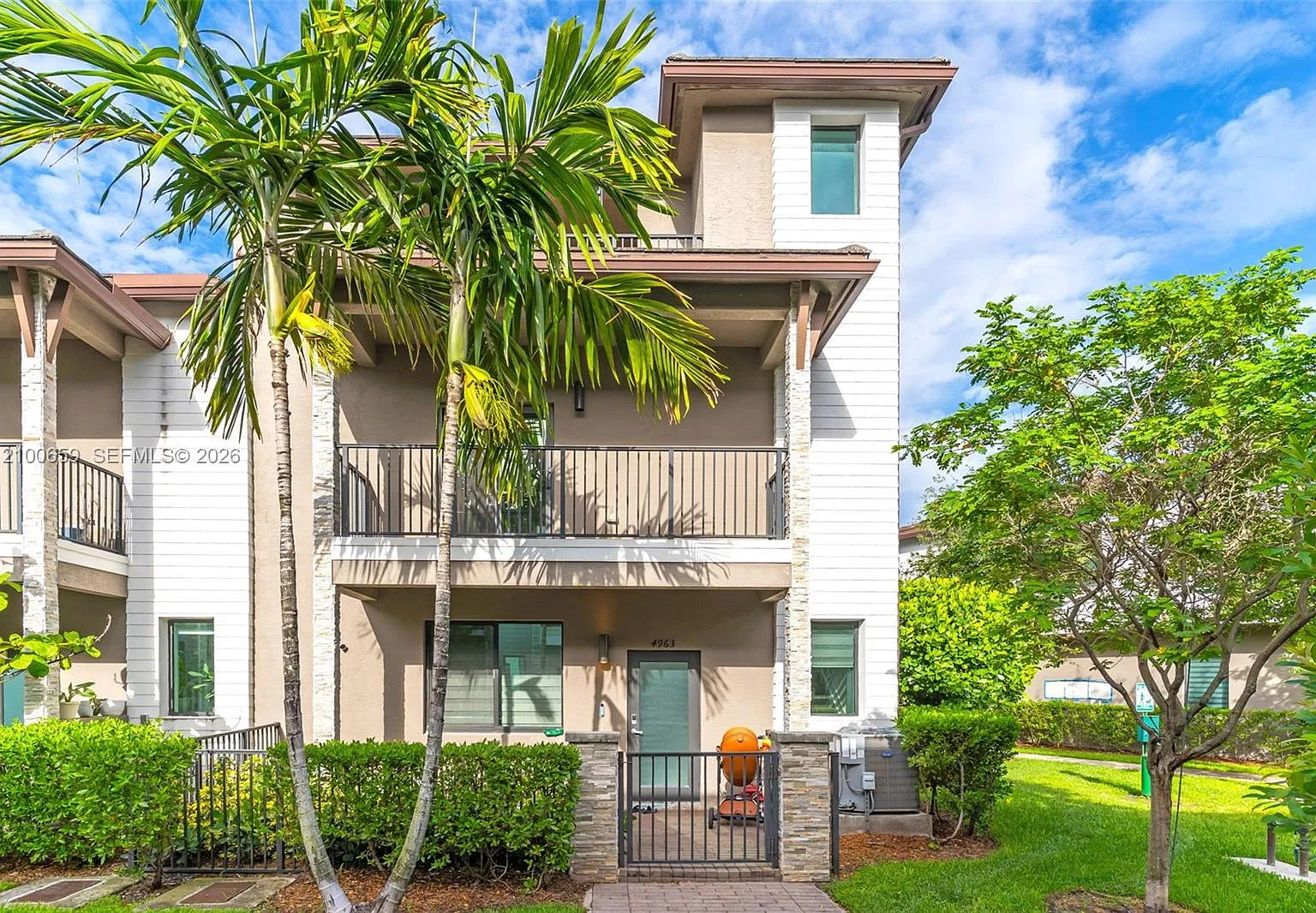Downtown Doral South Phas — Photo 1