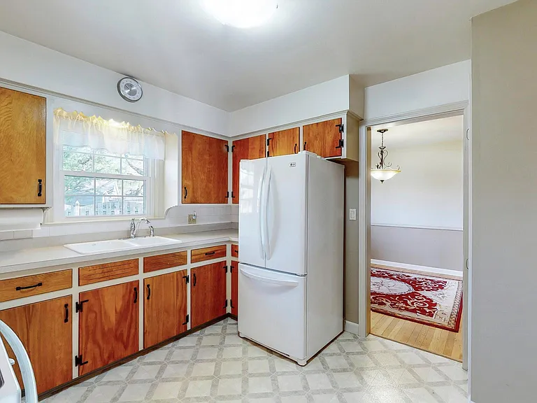 1835 Phelps Ave — Photo 9
