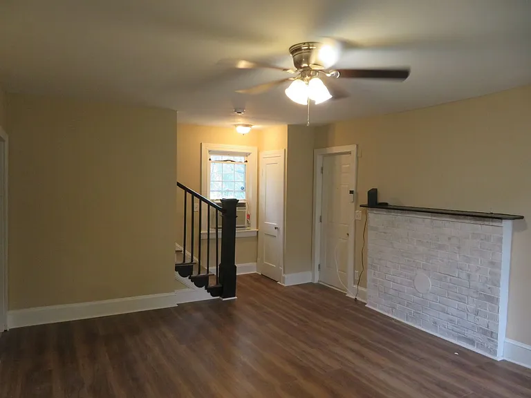 331 Glenwood Ct — Photo 2