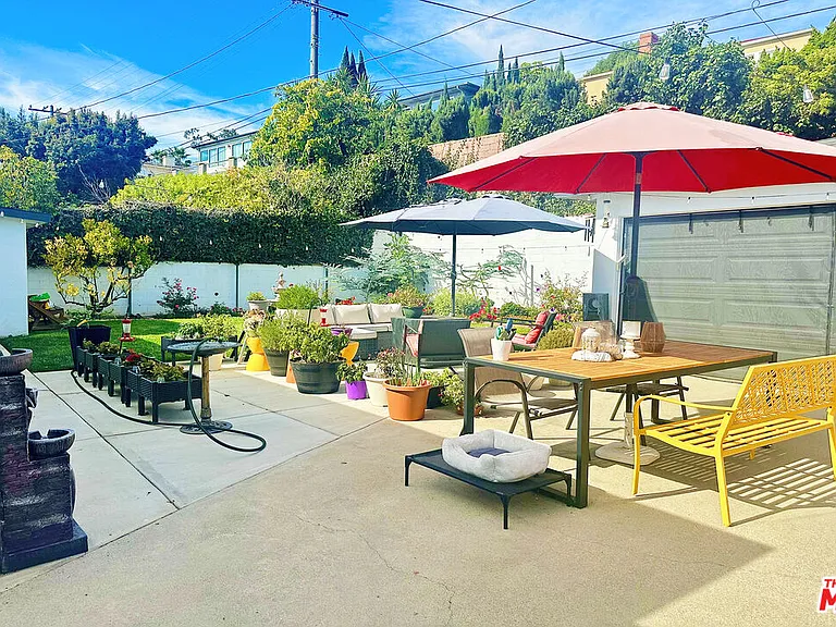 5928 S La Brea Ave — Photo 2