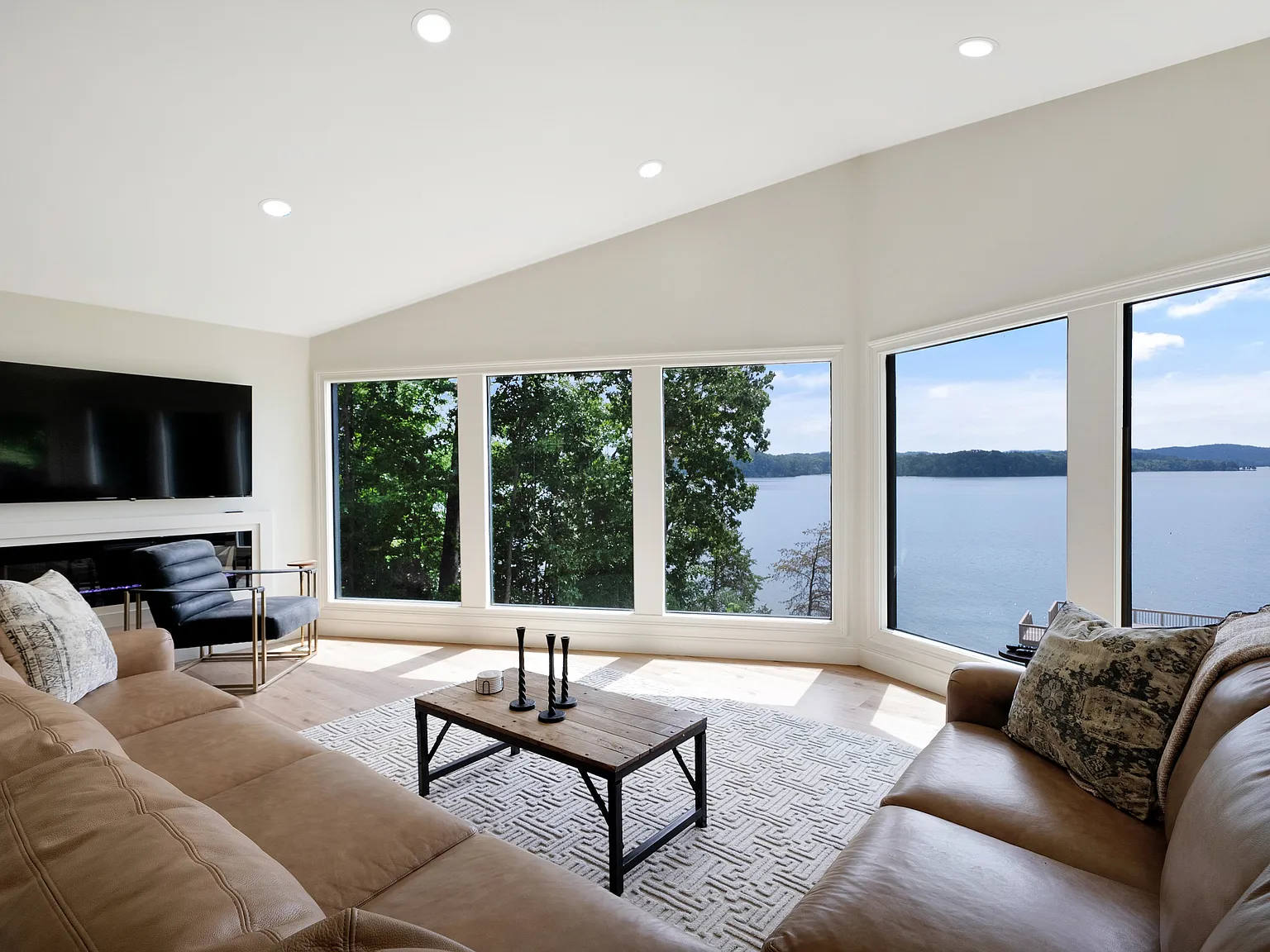 4 bed, 2668 sqft, $6,000 — Photo 2