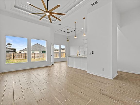 4th image of 2807 E Comal Rd