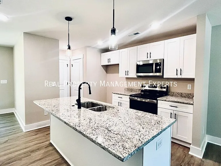 412 N Scruggs St — Photo 2