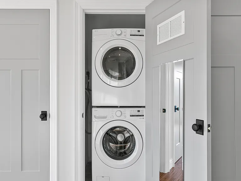 3 Park Street - Apt 2 - LG Washer / Dryer - "Pembroke"