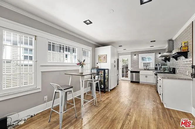 422 S Benton Way — Photo 7