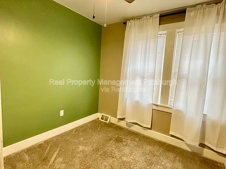 1112 Kelton Ave — Photo 9